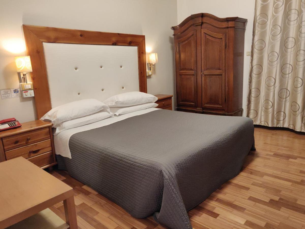 Hotel Il Rustichello Lonato Exterior photo