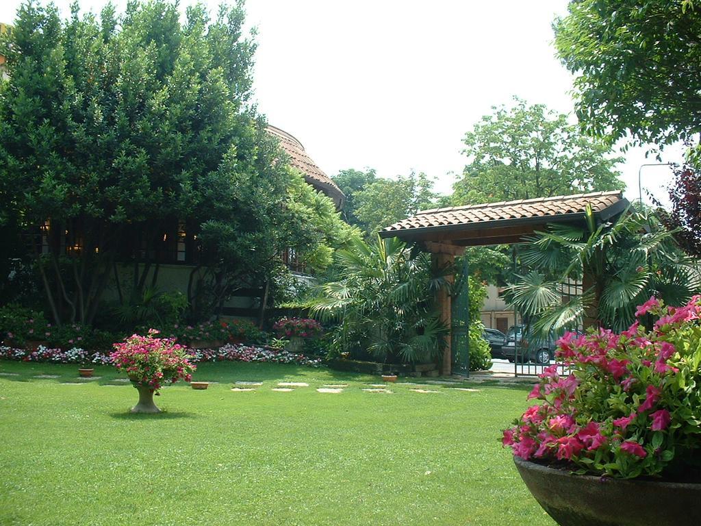 Hotel Il Rustichello Lonato Exterior photo